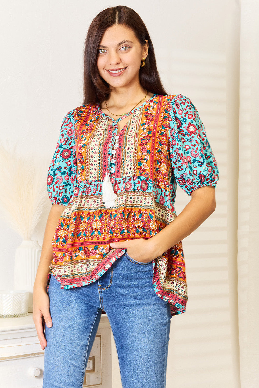 Blusa estilo babydoll con mangas abullonadas y borlas bohemias de Double Take