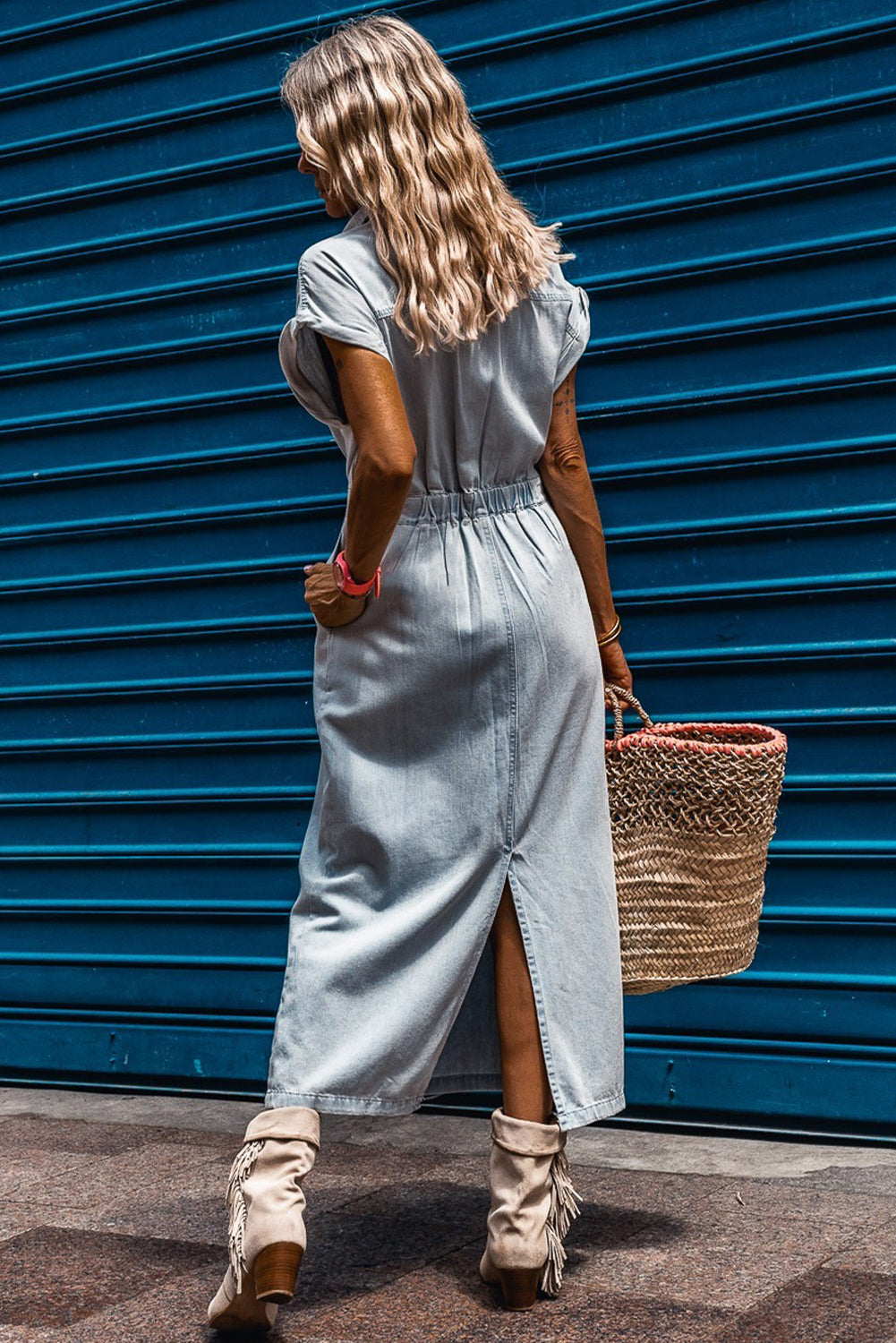 Vestido vaquero azul con manga corta de murciélago y abertura en la espalda de Beau