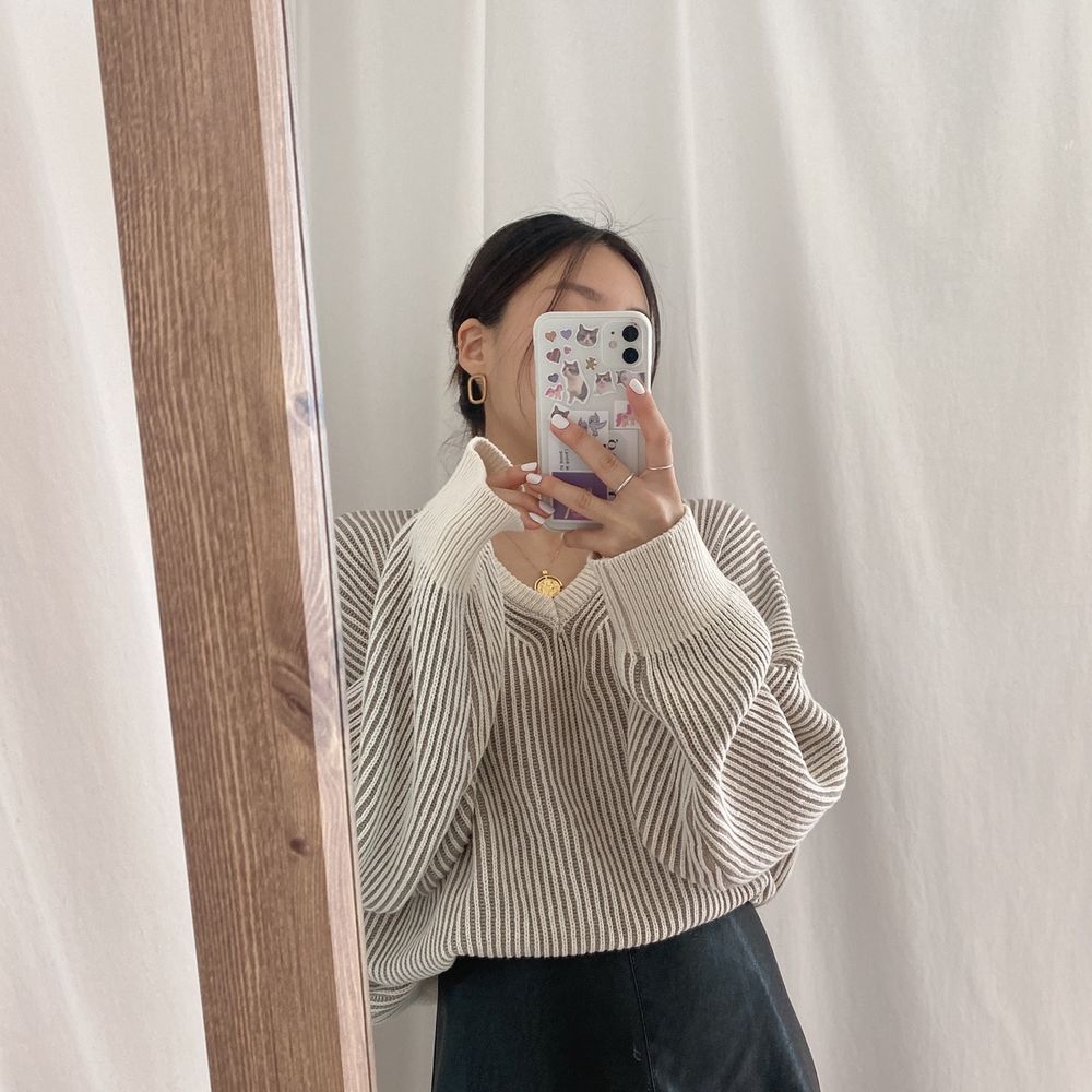 Temperament Loose Doll Sleeve V-Neck Striped Sweater