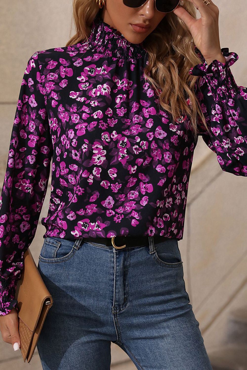 Blusa floral con cuello simulado y mangas con volantes