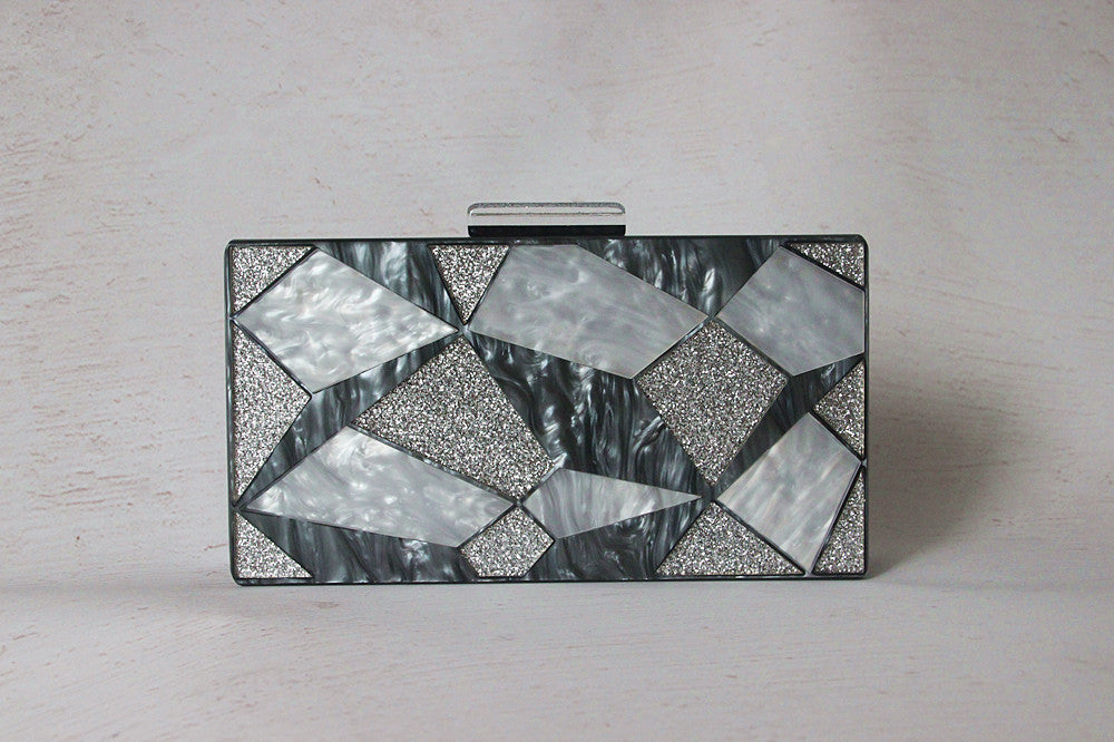 Pochette tendance en acrylique contrastée noire et blanche