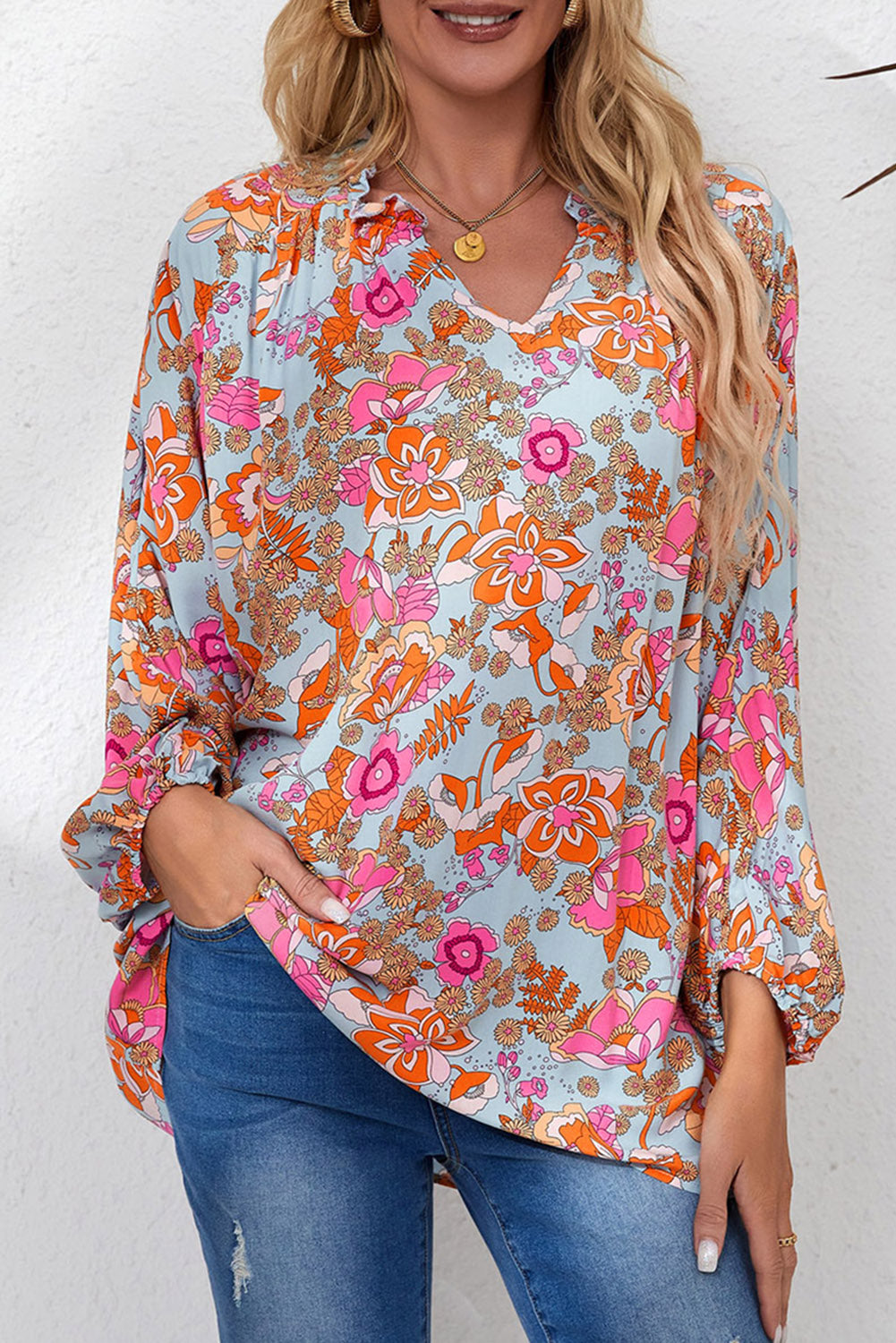 Blusa holgada con cuello en V y pliegues con estampado floral azul cielo