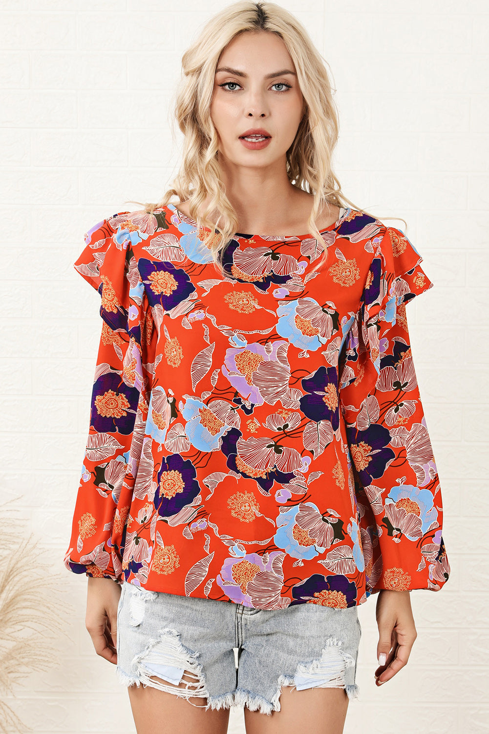 Blusa con mangas abullonadas y volantes con estampado floral