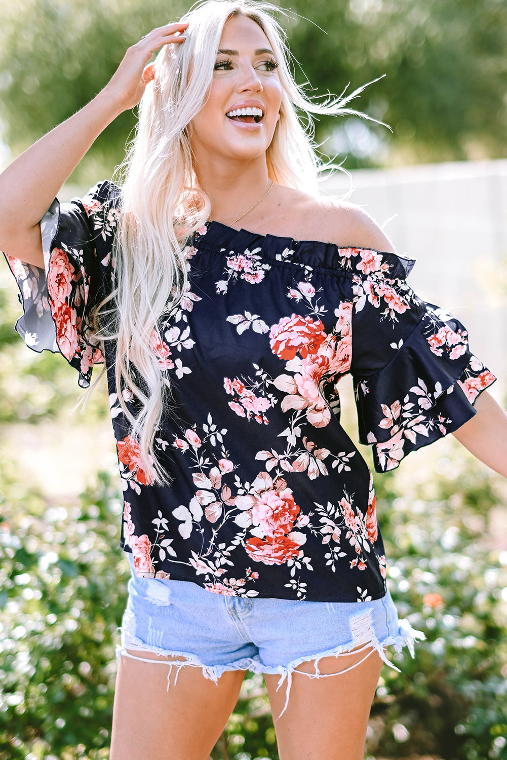 Blusa floral con volantes y hombros descubiertos y mangas con volantes azul