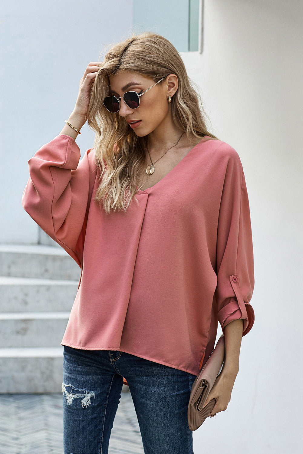 Blusa con cuello en V y manga enrollada